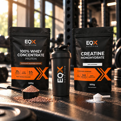 Proteína whey EQX Chocolate Milkshake 500 g, creatina sem sabor 500 g e shaker EQX numa bancada de ginásio.